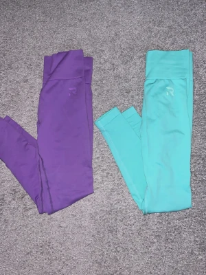Relode scrunch träningstights  lila & turkos - Säljer två par scrunch leggings från Relode, ett par i lila och ett par i turkos. Båda har hög midja och stretchigt material som formar sig efter kroppen. 