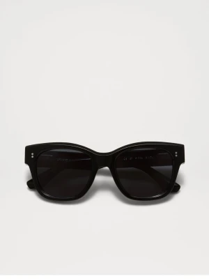 Svarta solglasögon från CHIMI - Chimi 07. Använda 3-4 gånger, köpte för 1400kr. Allt packetering kommer med, alltså skydd och låda som köptes med. solglasögon från CHIMI med klassisk, fyrkantig form och mörka glas. Bågarna är i blank plast och har en stilren metallogo på insidan där det står 'Designed in Stockholm'. Perfekta för att lyfta din look.