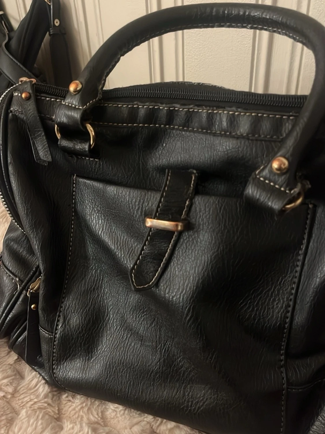 Svart snygg väska med guld detaljer - 4