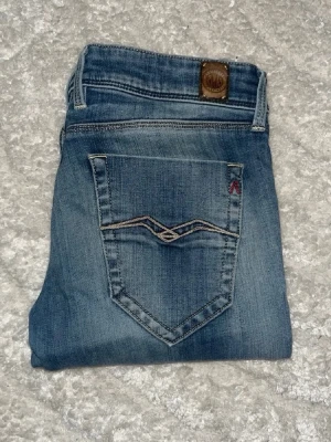 Replay jeans  - Ljusblåa jeans från Replay, de har en skinny passform och låg midja. Midja 36cm, längd 103cm. Längdstorleken finns ej men jag skulle bedöma till L32 men utgå efter mått. JAG SKICKAR EJ FLER BILDER NÄR JAG BÄR JEANSEN! för bättre inblick i passformen rekommenderar jag att googla på modellnamnet. För storleksguide kolla måtten noggrant då jeansen alltid kan vara uppsydda heller krympta och jag ej tar emot returer :) 1,55