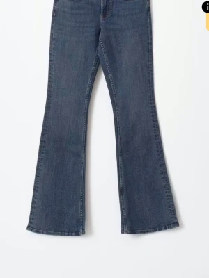 Blå bootcut jeans med utsvängda ben - Säljer ett par klassiska blå bootcut jeans med utsvängda ben och normal midja. Jeansen har en tidlös tvätt och är tillverkade i mjukt denimtyg med lite stretch för extra komfort. Petite. Skriv för mer bilder