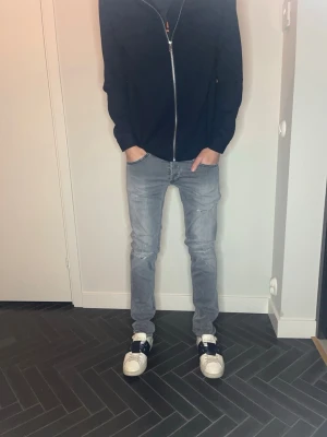 Dondup George - Dondup jeans i fint skick! W32. Midje bredd: 39cm, längd: 101cm. Pris kan diskuteras! Kontakta vid frågor och funderingar! 