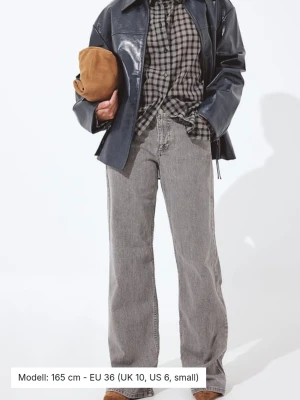 Grå vida jeans med låg midja - Säljer ett par grå jeans med vid passform och låg midja. Jeansen har använts fåtals gånger och är i storleken 36, S. 