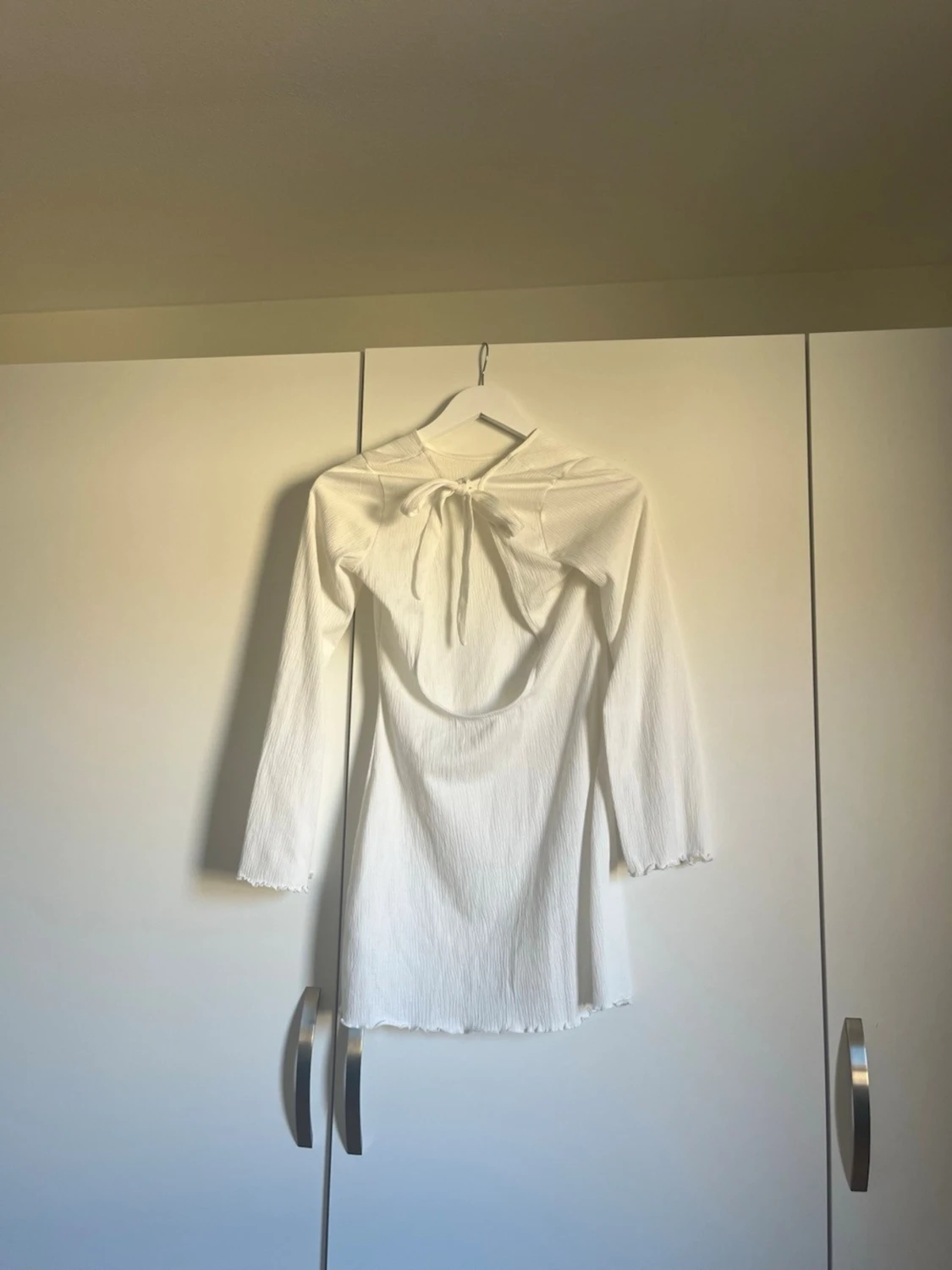 Vit långärmad kortklänning med knyt