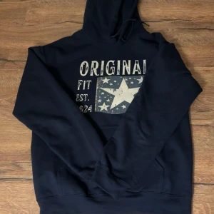 Mörkblå original hoddie  - Tjena! Säljer nu denna feta hoddie ifrån scndiofficial! Inga defekter alls utan denna är i nytt skick! Passar dig som är mellan 165-170cm lång! Vid frågor är det bara att höra av sig!📦