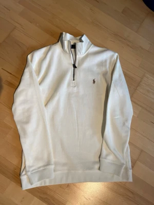 Ralph Lauren Zip - Säljer detta plagg då den ej används längre. Plagget är i grymt skick utan skador. Storlek XL men passar L