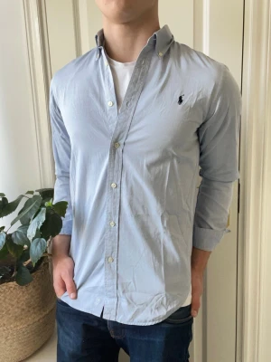 Ralph lauren skjorta  - Ralph lauren skjorta, Inga defekter! Modellen i bilderna är 180 cm 75 kg och bär Storlek S liten på modellen , Kom med frågor! 🌟 (Kan gå ned i pris vid köp av paket 😉) 