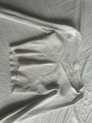 Tajt urringad tröja från hm  - Tajt urringad tröja från hm i storlek xs, jätte fin och skön att använda, skulle säga att den passar både s och xs. Skriv för mer frågor💕