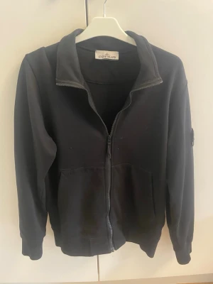Stone Island zip - Säljer en stone Island zip i storlek M. Tröjan är köpt för 3600 kr på cenino donna. Inga defekter på tröjan.