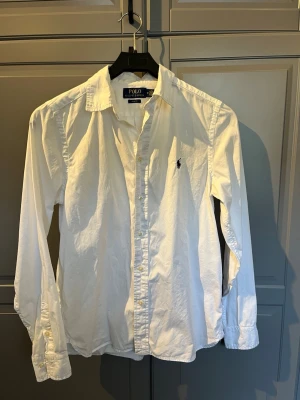 Ralph Lauren skjorta - Stilren, fräsch skjorta från Ralph Lauren i slim fit. Skjortan är sparsamt använt och passar till allt. Perfekt nu inför våren! 