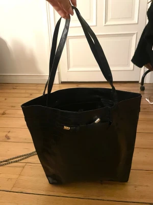 Svart handväska  - Svart handväska. Perfekt till skola/jobb, finns utrymme för t.ex dator🖤