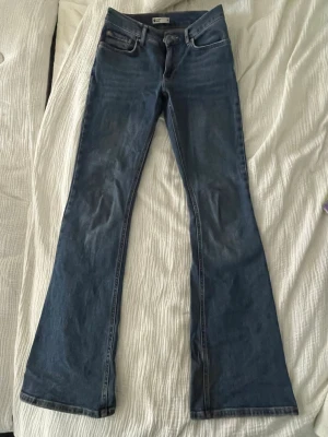 Blå bootcut jeans från g perfect jeans - Snygga blå bootcut jeans från g perfect jeans i klassisk denim. Lite slitningar längst ner vid foten.