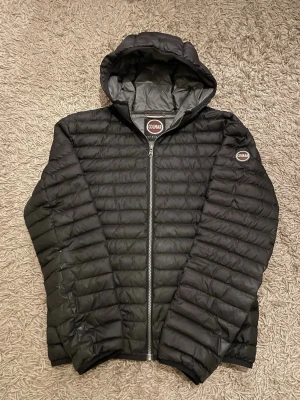 Svart dunjacka med huva från Colmar - Säljer denna feta colmar jacka i storlek M. Den har några defekter som man kan se på bilder men annars sjukt bra skick 