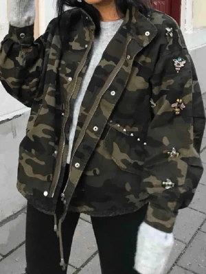 Camouflage jacka med pärldetaljer - Snygg camouflage jacka med coola pärldetaljer. Var min favorit jacka men känner att jag tröttnat på den. Mycket bra skick! ❣️❣️