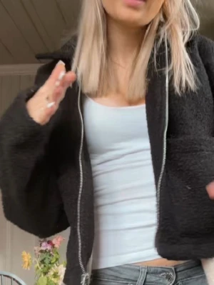 Svart teddyjacka från VILA -  Hej, jag säljer min svarta teddy jacka  från vila Den har inga skador eller defekter Endast använd fåtal gånger. Jackar är i storlek 36 men sitter som S 