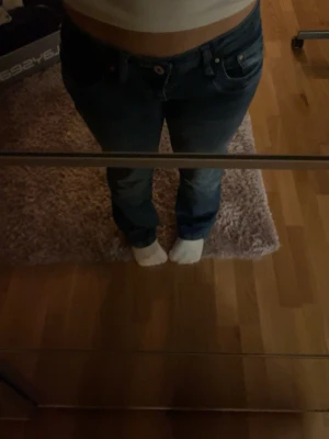 Mörkblå bootcut jeans från LTB - Säljer ett par mörkblå bootcut jeans från LTB med slitna detaljer och snygg tvätt. Jeansen har låg midja och stretchigt material för skön passform. Köpte dom för ca 900kr på zalando. Pris kan diskuteras!💕