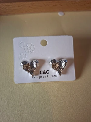 Silvriga hjärtformade örhängen  - Nya och oanvända smycken，Överge samlingen, utförsäljning till låga priser