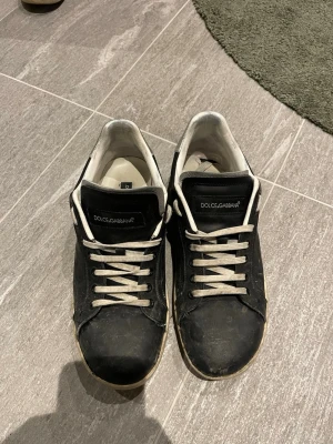 Dolce gabanna skor  - Först till kvarn, här har vi ett par skor som varit med ett tag. Hål i sulorna och smutsiga. Perfekta för dig som har ork och lust att renovera de går säkert att lösa hålen på något sätt men jag har inte tid för det!