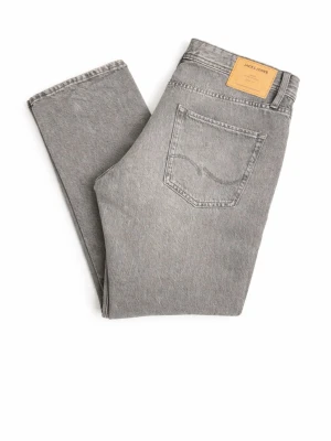 Grå jeans från Jack & Jones - Snygga grå jeans från Jack & Jones i klassisk rak modell. Jeansen har fem fickor och en läderpatch med logga bak i midjan. Tillverkade i bomull med en mjuk känsla och passar perfekt till en avslappnad stil. 30/30