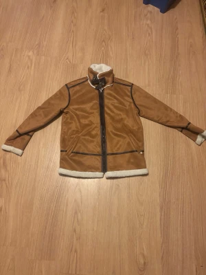 Brun pilotjacka - Jacka med fårulls foder. Priset kan förhandlas.
