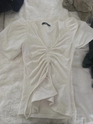 Vit omlottopp med puffärm från BikBok - Supersöt vit omlottopp från BikBok i storlek XS. 