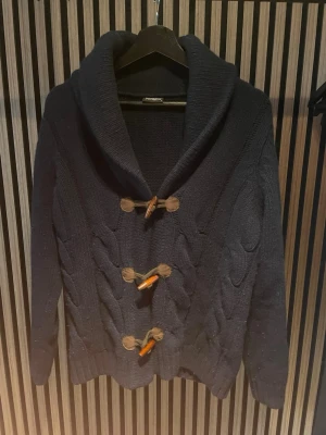 Oscar Jacobsson cardigan  - Säljer nu en fet cardigan från oscar Jacobsson i storlek S | fint skick men lite nopprig| priset är ej hugget i sten | kom dm för flera frågor eller funderingar!