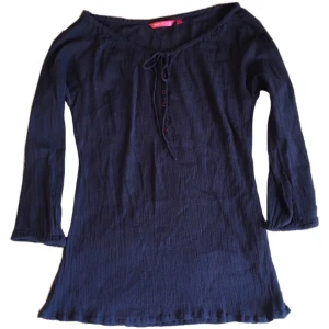 Vintage trekvartsärmad blus/ topp, Indiska, hippie/ boho/ bohemisk/ bohemian/ alt/ alternativ/ cyber/ y2k/ vårkläder  - Söt marinblå blus med snörning! 100% bomull 