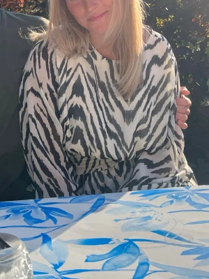 Zebra klänning - Fin