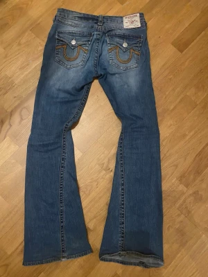 Flare True Religion jeans - Superfina jeans från True Religion i modellen Joey low rise flare, strl w26 / S💞 Säljer då de inte kommer till användning, har en liten fläck på vänster ben (sista bilden) som kanske kan tvättas bort, märks knappt!