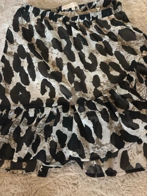 Leopard printad kjol - En kort leopard printad kjol köpt på Ullared från Pernilla Wahlgrens klädmärke. En omlott kjol bara på framsidan. Inga täcken på defekter vad jag kan se. Väldigt använd. 