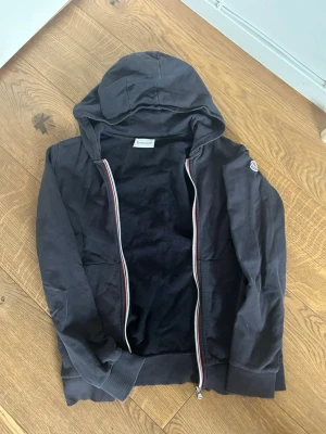 Mörkblå Moncler hoodie - Soft mörkblå moncler hoodie, liten fläck vid armen, annars inga konstigheter🤝
