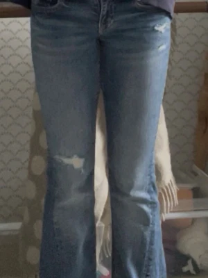 Blå bootcut jeans med slitningar - Säljer ett par bootcut jeans från Gina tricot. Inget slitage på byxorna och är knappt använda. Är 172 och byxorna är passar mycket bra. Säg till om fler bilder önskas.