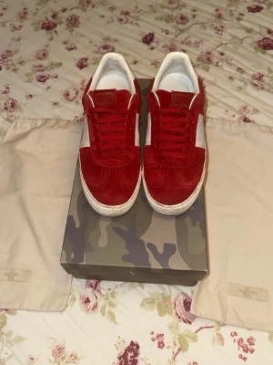 Valentino Flycrews - Valentino flycrews i jättebra skick! Skorna är i färgen röd och storlek 40 1/2, men passar även för folk upp till storlek 41 1/2, dessa skor säljs inte längre och är en väldigt unik modell, alla nitar förutom en är kvar ( alltså 21/22 nitar). Kan garantera att du inte kommer hitta ett par likadana skor i detta skick för ett så bra pris som detta! Är även öppen för prisförslag vid snabba affärer!