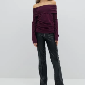 Svarta bootcut byxor i skinnimitation - Snygga svarta byxor i skinnimitation med bootcut-snitt och markerad dragkedja framtill. Byxorna är lowwist och sitter bra. Slutsålda på hemsida och i butik!🩷kom med prisförslag!!