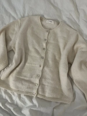 Vit kofta Gina tricot - Jätte fin kofta ifrån Gina, aldrig använd så nyskick, perfekt till sommaren😍