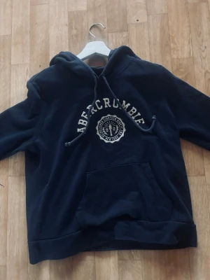 Abercrombie and fitch hoodie - Säljer fet Abercrombie hoodie som har blivit för liten för mig. Är storlek M men sitter som en S