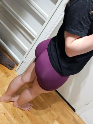 Gymshorts med scrunch  - Säljer ett par helt nya gymshorts med scrunch, medelhög midja - exakt samma passform som dyfnes kollektion impact. Skit snygga, squat och sweat proof 💕 vinröda/lilaaktiga - storlek S stretchiga och compressing på rätt ställen 🌸  (säljer då jag har en massa shorts redan) -- finns flera färger i min profil --