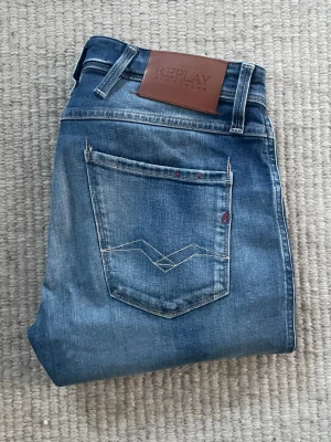 Replay jeans  - Tja säljer nu ett par replay anbass jeans med perfekt fade och slitningar, bra passform och en skön färg, ‼️obs‼️ hör av er vid minsta lilla fundering, W29 L30 