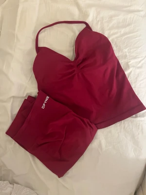 dfyne impact - Superfint träningssett från dfyne i färgen berry som utgått. Det är i impact modellen och de är endast använda ett fåtal gånger. Superbra skick och sitter verkligen snyggt på kroppen. Både toppen och byxorna är i storlek M. Jag vill väldigt gärna sälja båda tillsammans. Pris kan diskuteras🌸💕