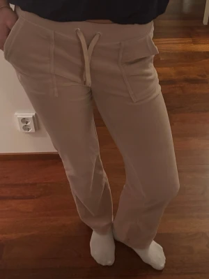 Ljusröda juicy couture byxor💗 - Ljusrdöa mjukisbyxor i bra skick, storlek XS