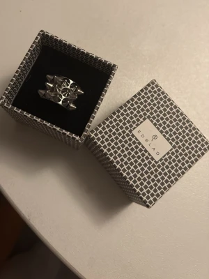 Silvrig ring från Edblad - Cool och snygg ring från Edblad, obs saknar ett ’’ tagg’’ i vänstra kand nedtill.