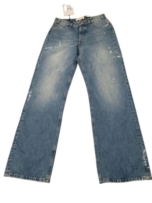 Light Fresco Pollock Virgo Jeanerica  - Modell: Virgo – midwaist straight leg med äkta button fly. Den perfekta boyfriend-fitten som sitter precis där den ska: höft, rak benlinje, zero stretch-trams. Tvätt: Light Fresco Pollock – en handapplicerad splatter-effekt som ser ut som en Jackson Pollock-målning fast i denim. Ljus, fresh, unik som fan. Ingen annan i hela Stockholm har exakt samma! Material: Premium italiensk denim (86 % ekologisk bomull) – mjuka redan från första sekunden. Storlek: 26/32 (passar perfekt på midja ~66 cm, inner