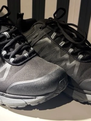 Trekmates® SO Kuusamo Low M2 -  Trekmates® SO Kuusamo Low M2 Använda cirka tre timmar, säljes på grund av bristande intresse för vandring/promenader. En lätt, vattentät vandringssko med låg profil, utformad för bekväma promenader och lättare vandring, smidig passform och god dämpning. Ovandel: Tillverkad i en kombination av slitstarkt softshell-material, polyuretan (PU) och TPU. Vattentäthet: Utrustad med ett vattentätt membran för skydd mot väta. Sula: Yttersula i TPR (termoplastiskt gummi) som ger bra grepp på varierande un