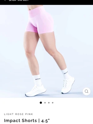 Dfyne Impact 4,5” shorts - Säljer ett par ljusrosa, träningstights-shorts från DFYNE. De är tighta och tillverkade i ett stretchigt syntetmaterial som sitter skönt på kroppen. Perfekta för gymmet eller andra träningspass. Skriv för fler bilder🩷de är i jättebra skick, passar S och M.