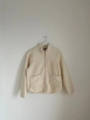 Teddy Jacka/kofta från Zalando  - Helt ny Teddy jacka/ kofta från Zalando som tyvärr aldrig kommit till användning. Storlek XL, köparen står alltid för frakt 📦💗