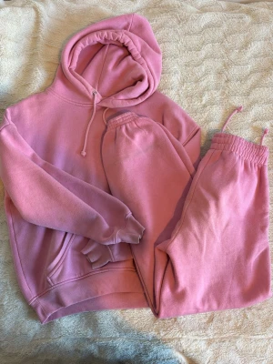 Rosa mjukisset med hoodie och byxor - Supersöt och bekvämt mjukisset från Bik Bok med hoodie och mjukisbyxor. Finns inte kvar i butik längre - perfekt om du vill ha ett unikt set! Storlek XS, defekt på sista bilden (kan gå bort i tvätten men inte helt säker). Pris kan ej diskuteras.