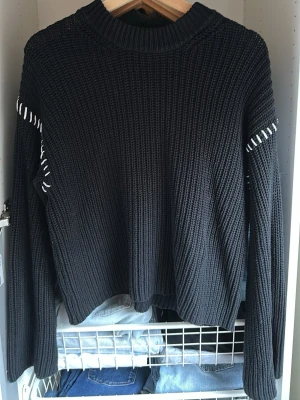 Svart stickad tröja med vita sömmar - Säljer denna eftersom att den inte kommer till användning använd 1-2 gånger💞🤗