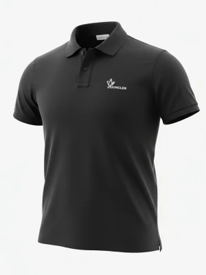 Moncler Script Logo Polo - Moncler Script Logo Polo i marinblått. Piken har en stilren broderad logotyp på bröstet istället för det klassiska tygmärket, vilket ger ett mer modernt och diskret utryck.