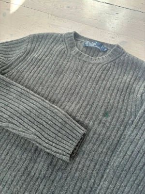 Grovstickad Ralph Lauren tröja - Riktigt fräsch Ralph Lauren tröja i 100% ull i mycket fint skick 🙌 Storlek S men passar mer som en XS ✌️ skriv vid fråga 🙌