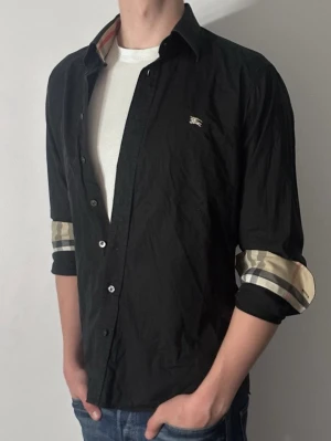 Burberry skjorta - Hej säljer nu min fina Burberry skjorta. Den är i storlek M och i nyskick. Är skitsnygg inför våren/sommaren. Nypris ca 4000kr! Glömd inte följa🌊🍾